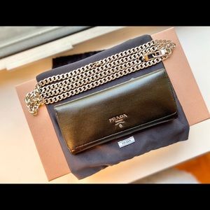 ❌SOLD❌ Auth PRADA saffiano leather wallet on chain